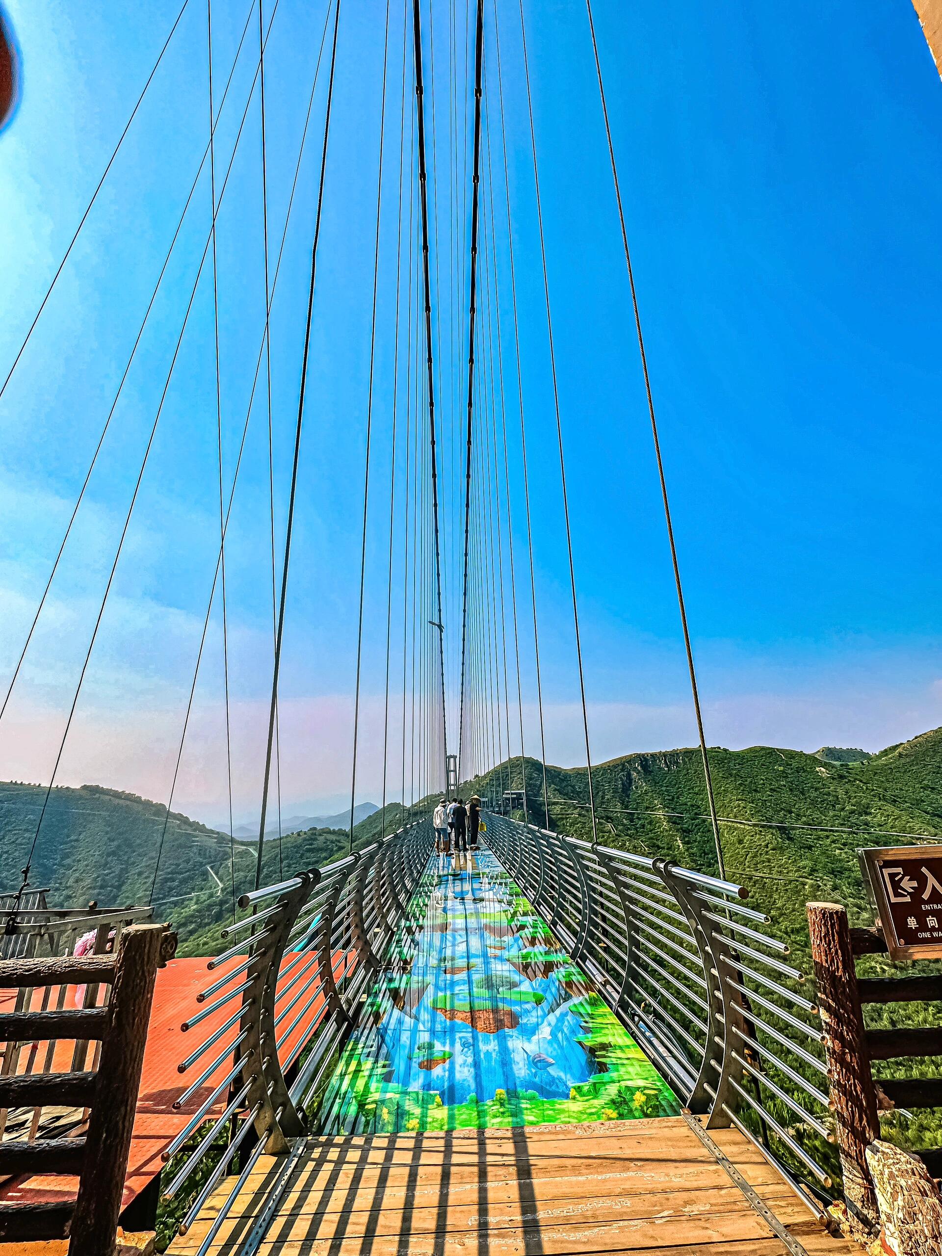 万米高空的玻璃桥  天津蓟县溶洞玻璃栈道[流泪]心跳加速的冒险 [偷笑