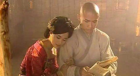 周老爷商务在外,留下夫人和女儿周灵在家.周灵生得