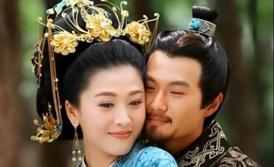 新婚夜,宾客散去,卫青进到新房,平阳公主看着年轻健硕的卫青略带羞涩