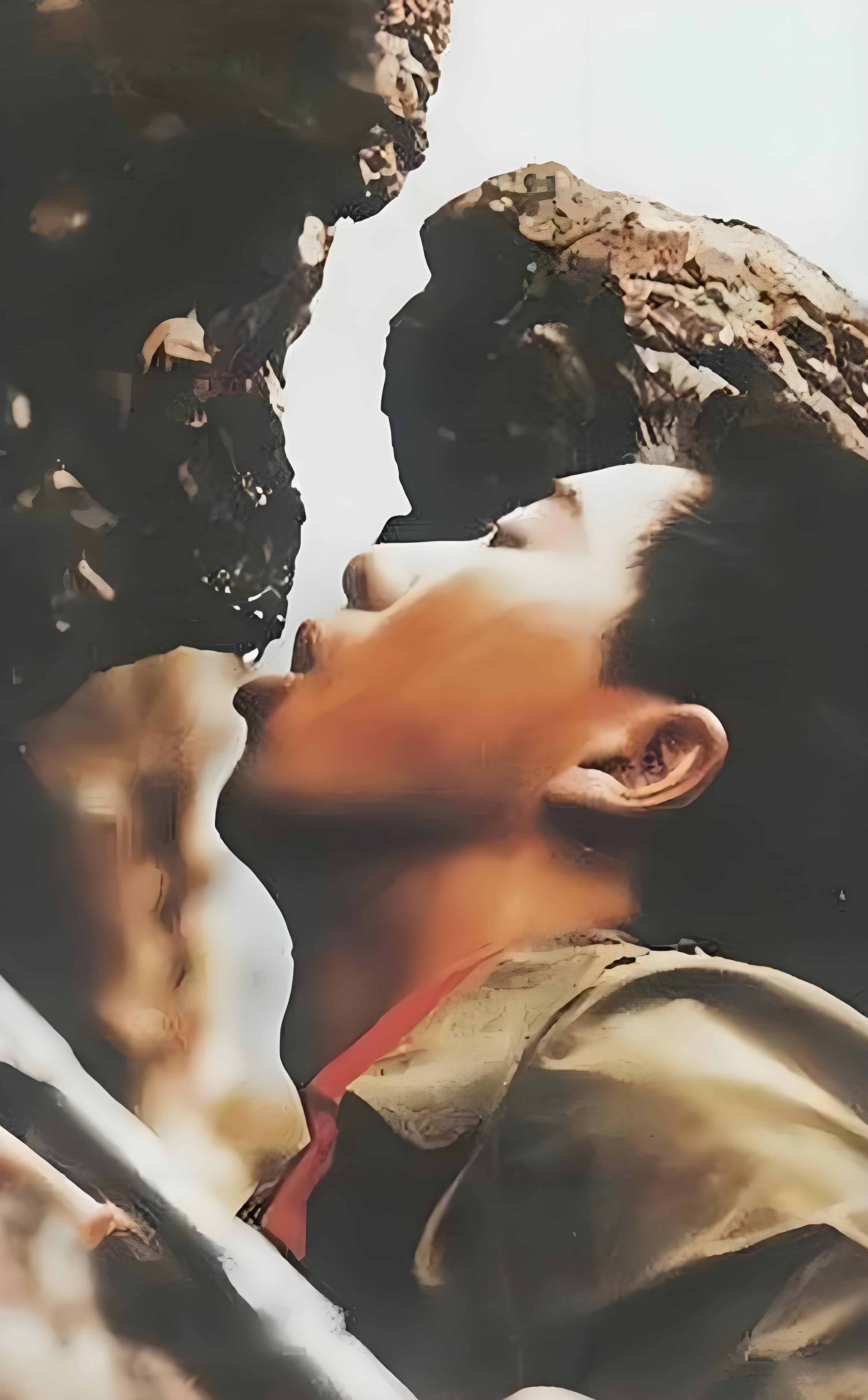 这是一张令人心痛的照片,图中这名小战士奉命前往小溪边装水