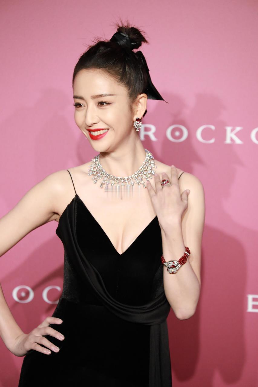 佟丽娅风华:佟丽娅在宝格丽活动中身着深v吊带裙的生图