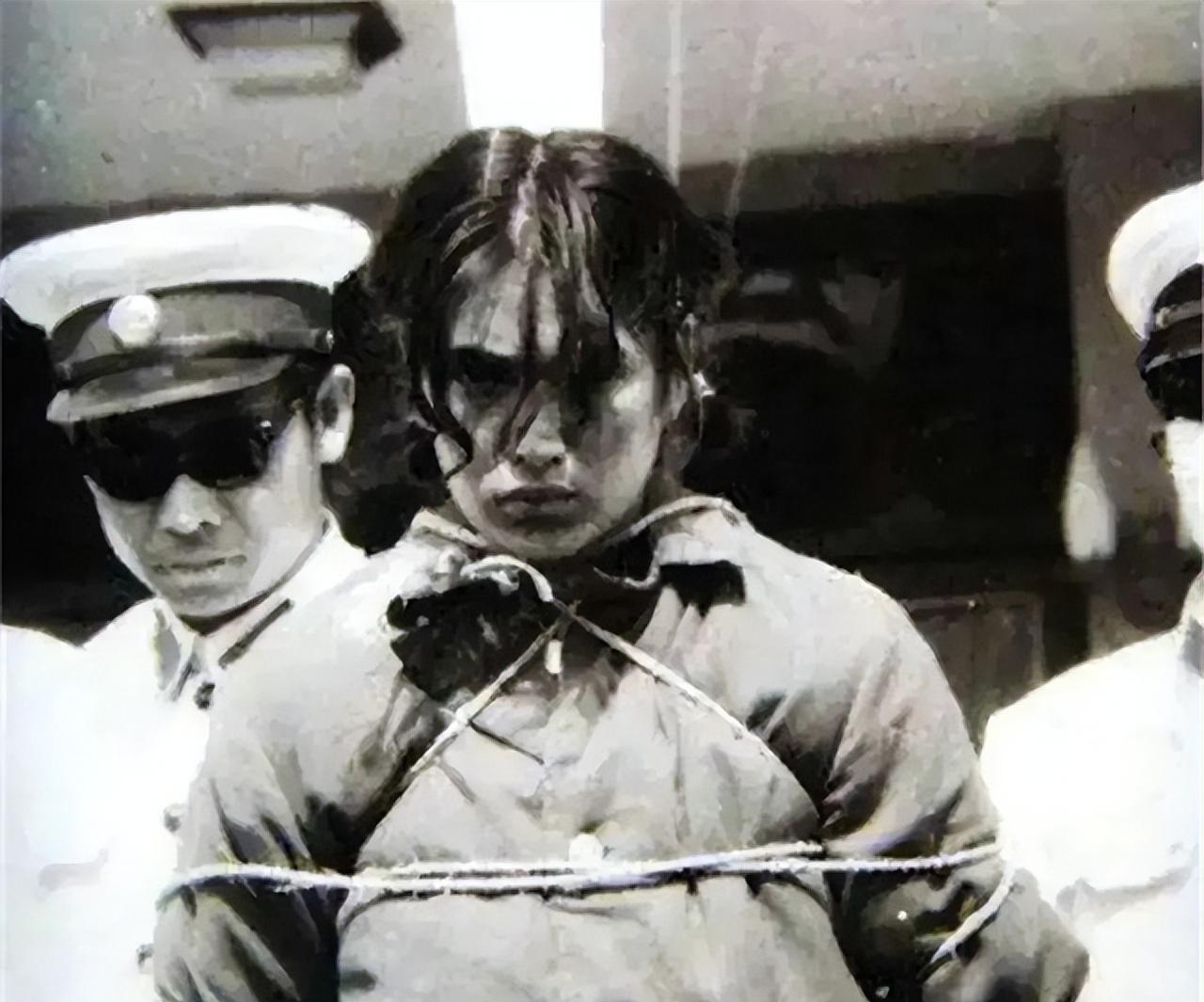 1983年严打时期,四川省重庆市巴县的一名女死刑犯被押赴刑场执行枪决