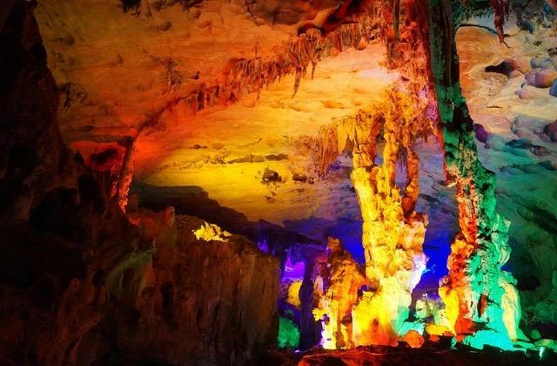 秦岩旅游区位于湖南省江华瑶族自治县,以独特喀斯特地貌和历史传说