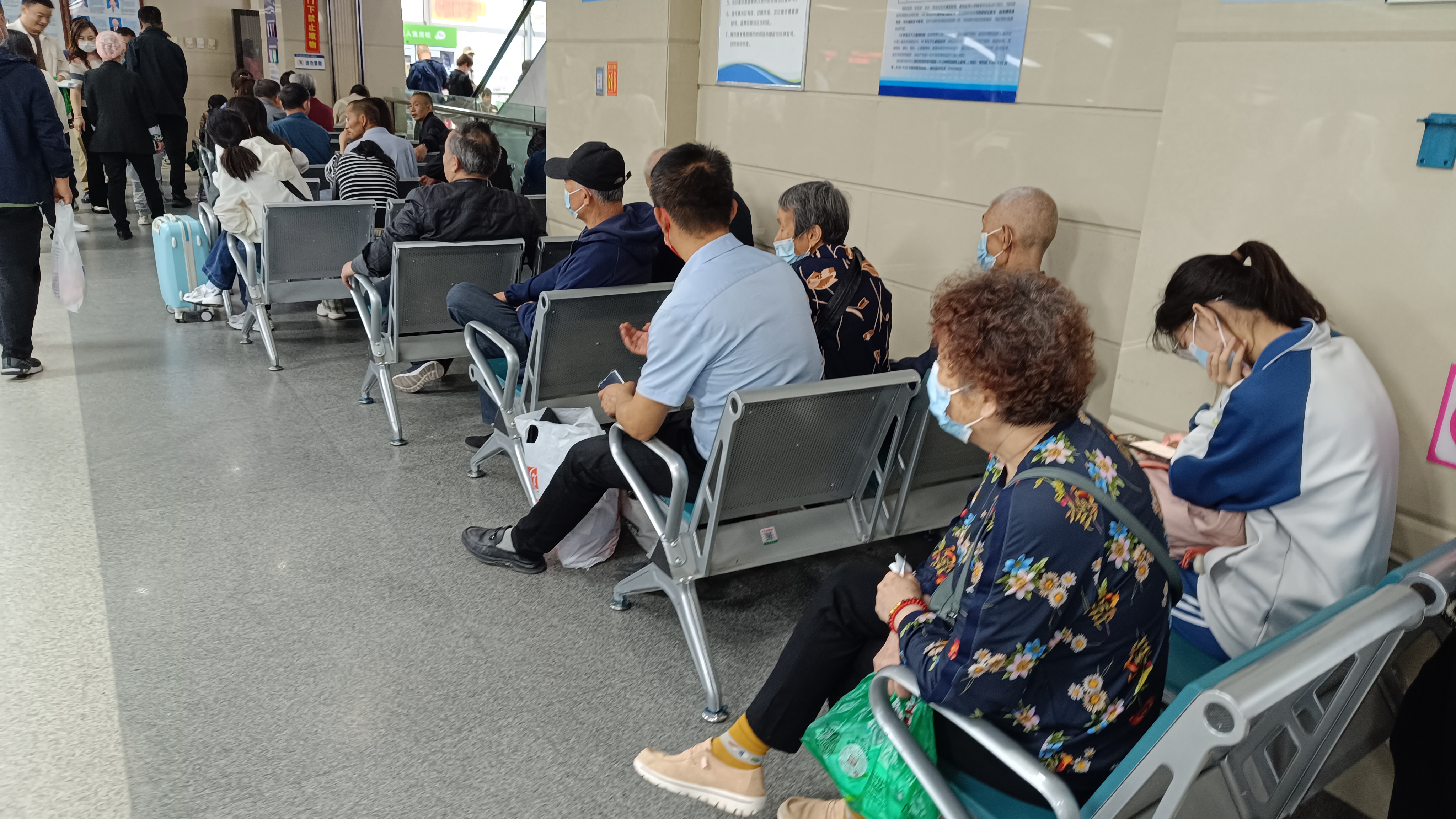 包含昆明医学院第二附属医院黄牛排队挂号，的词条