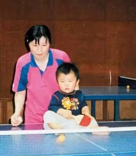 他们相约到日本打球并担任乒乓球俱乐部教练,2003年6乒乓球张凌