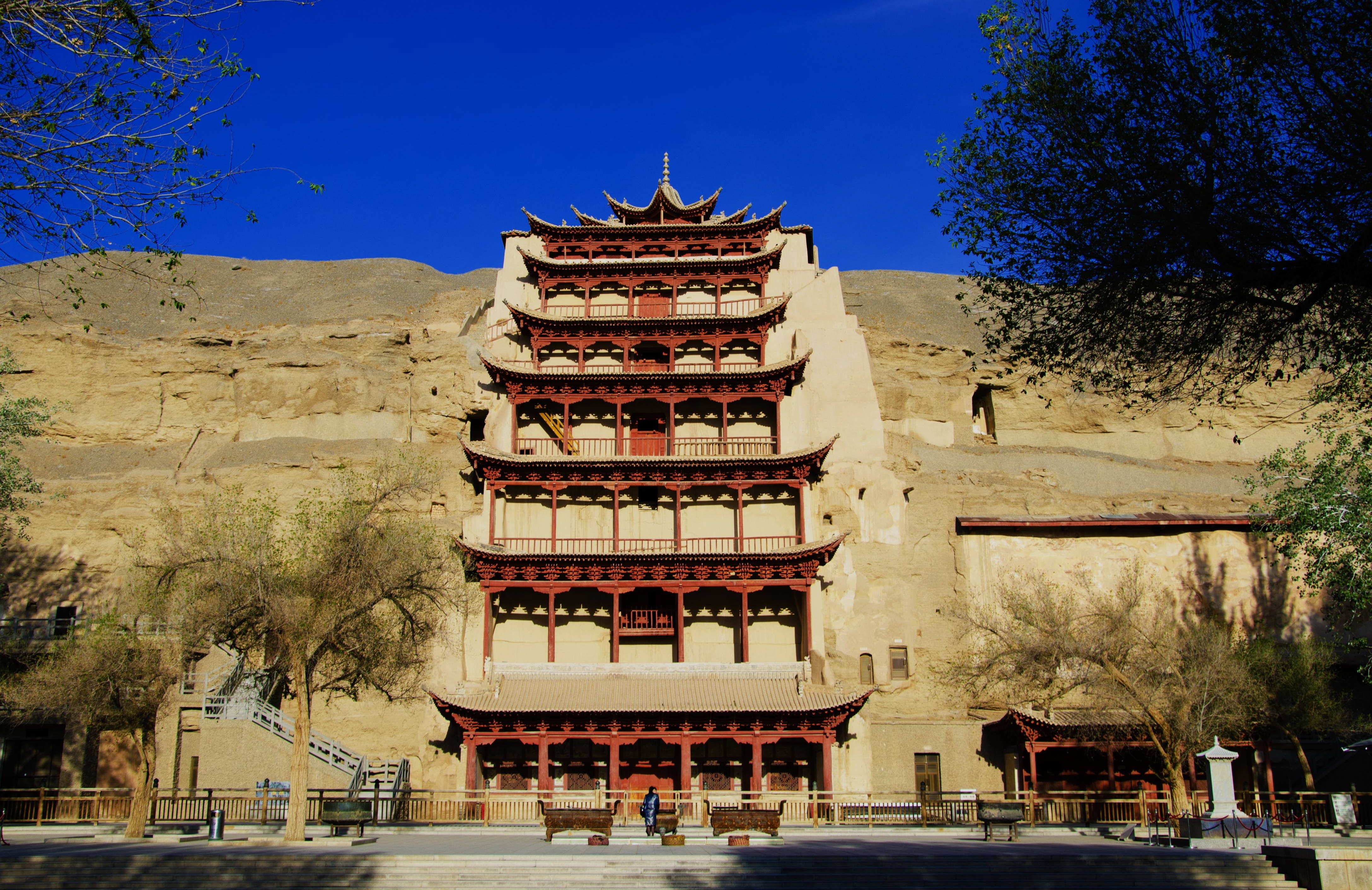 敦煌飞天,莫高窟的灵魂!壁画中的她们翩翩起舞,光彩夺目.