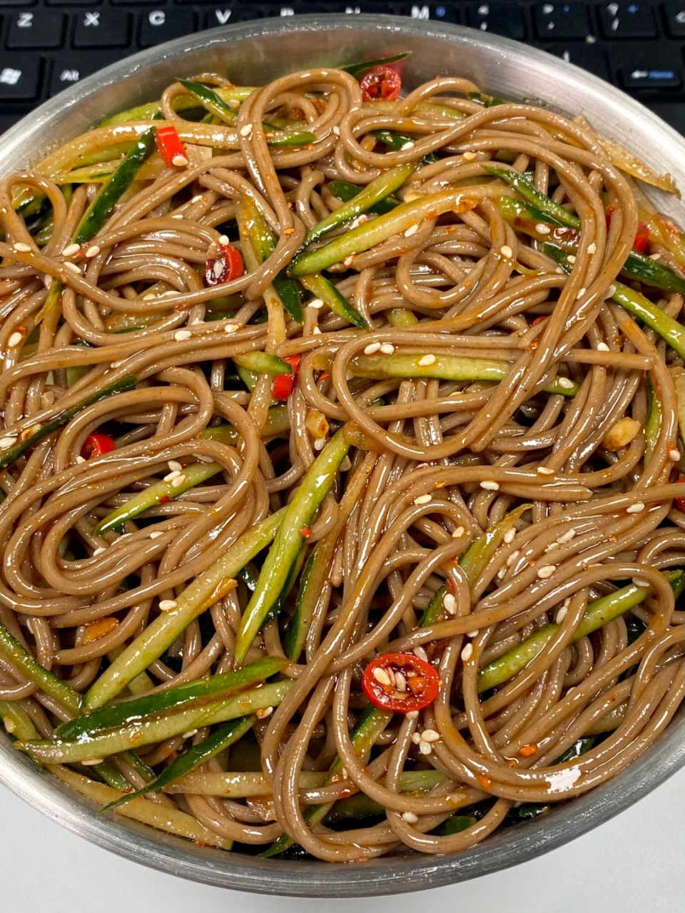 凉拌荞麦面是夏季清爽美食,以荞麦面,黄瓜,绿豆芽等简单食材制作,口感