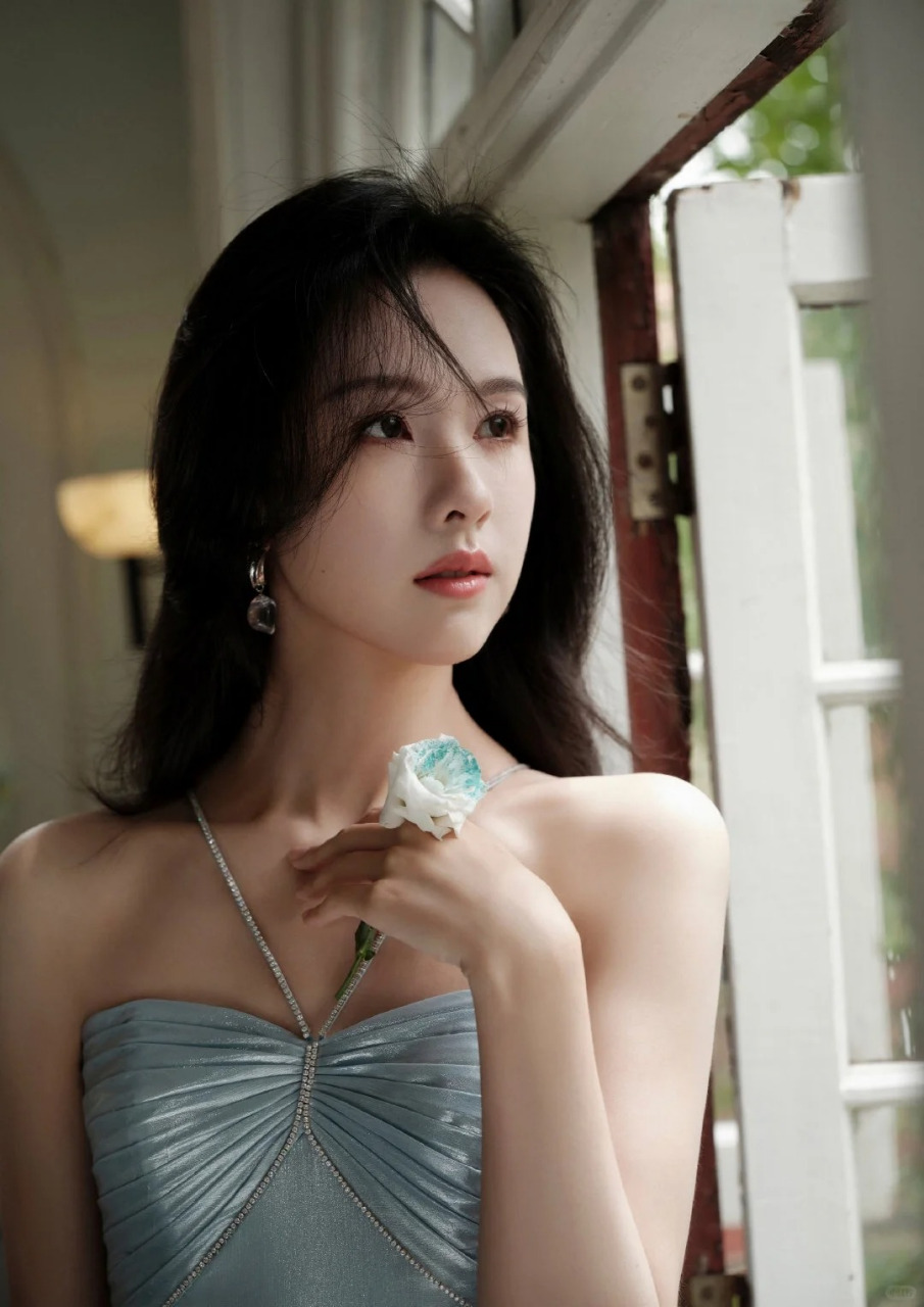 陈都灵清纯仙气,优雅小骨架,演技多面磨砺!