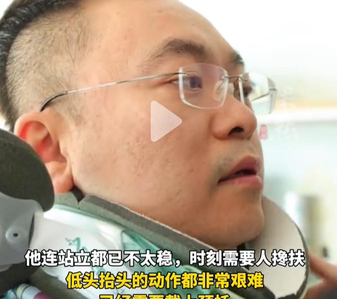 蔡磊现状令人泪目,舌头嘴唇已经萎缩,洗澡用绳子吊,妻子很绝望