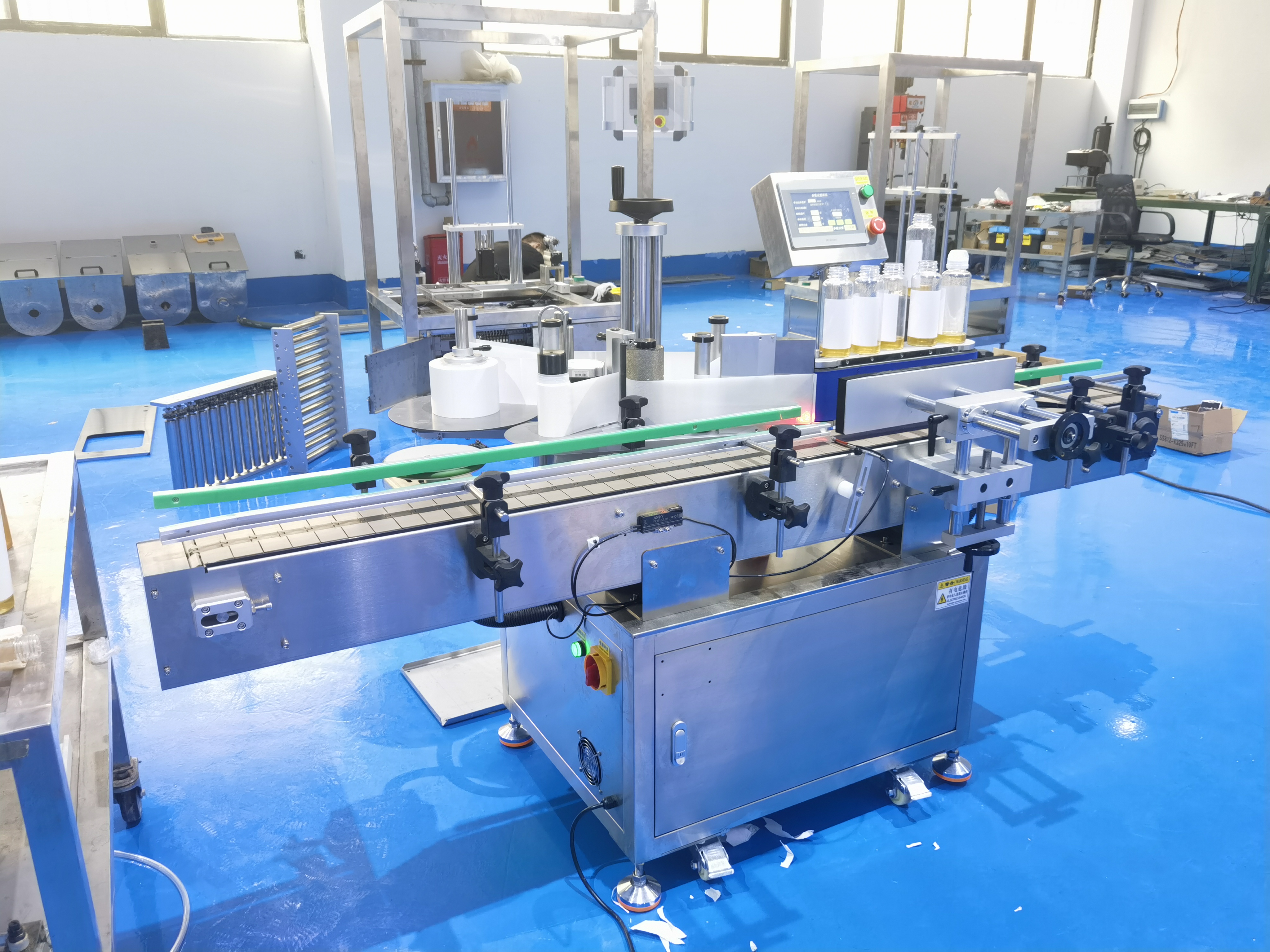 瓶装辣椒酱自动贴标机能为企业带来哪些便利!是否能降低成本