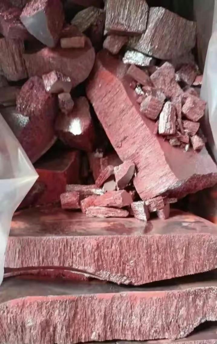 大哥,从云南寄了一箱石头回来,老妈打开看见是红色石头,问我这是什么