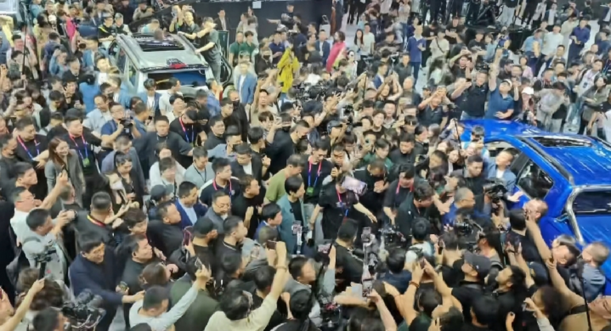 北京车展上,看雷军走到哪都被围得水泄不通,什么新车美模全都不如雷总