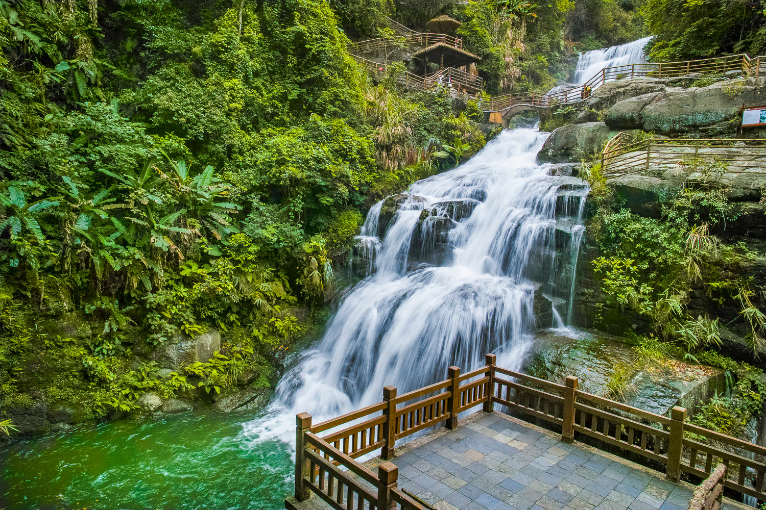 黄满磜瀑布群:探秘岭南第一瀑的自然奇观