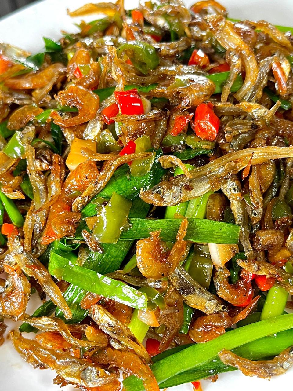 韭菜小鱼小虾 食材:小鱼小虾,青红辣椒9215,蒜00 做法: 1,将