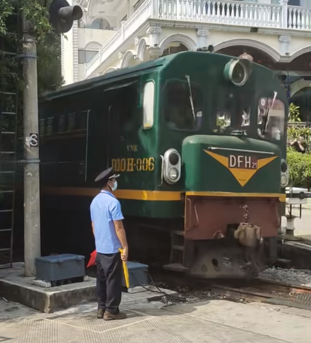 中国老挝过境列车(左图) 中国越南过境列车