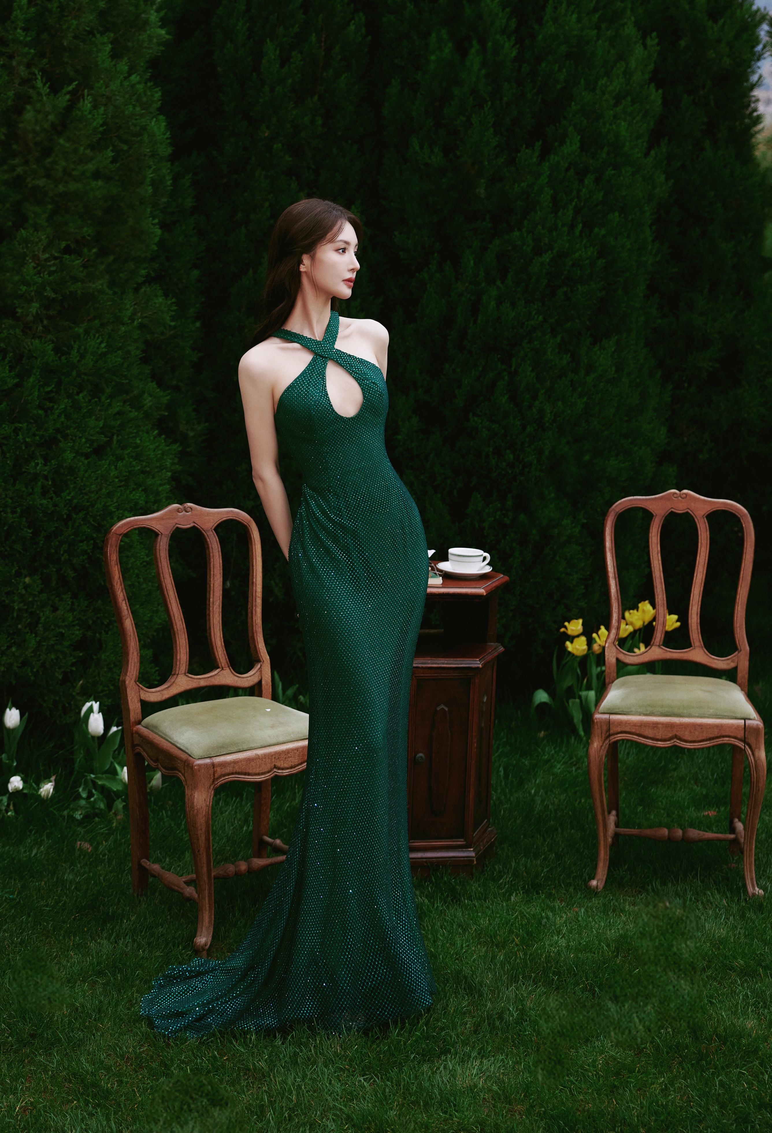 金晨深绿色挂脖镂空裙神秘与性感的完美融合