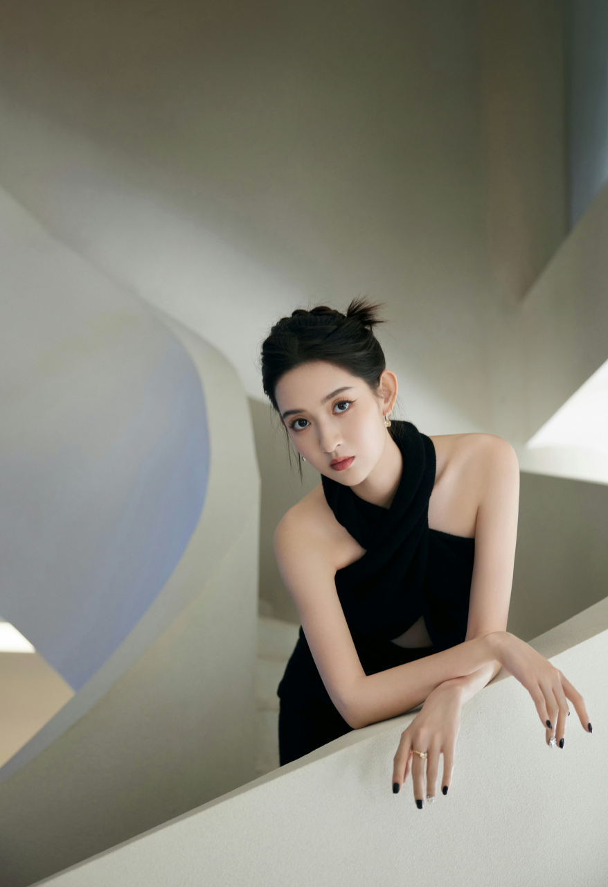 王玉雯,黑色露背裙,美丽性感!