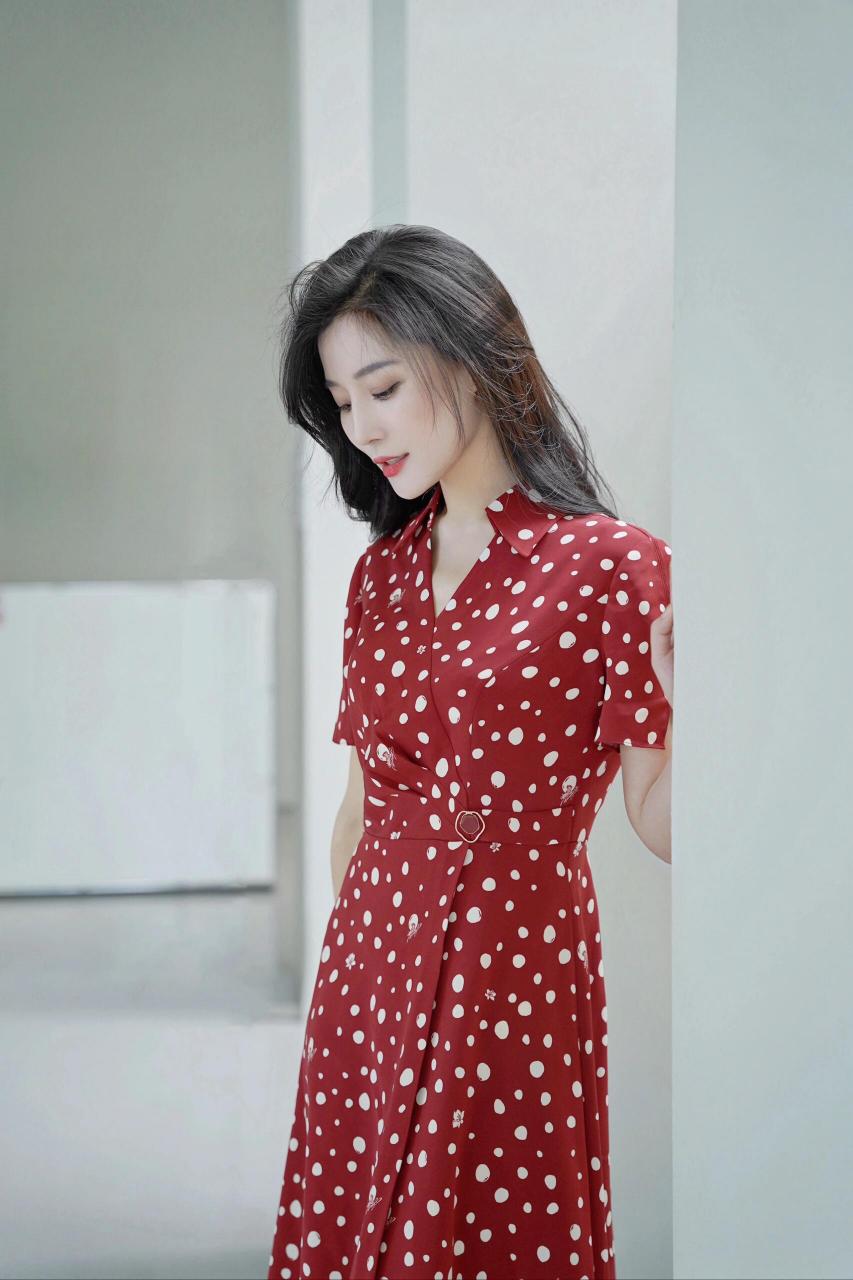 红色波点连衣裙,以独特的魅力唤醒夏日活力.