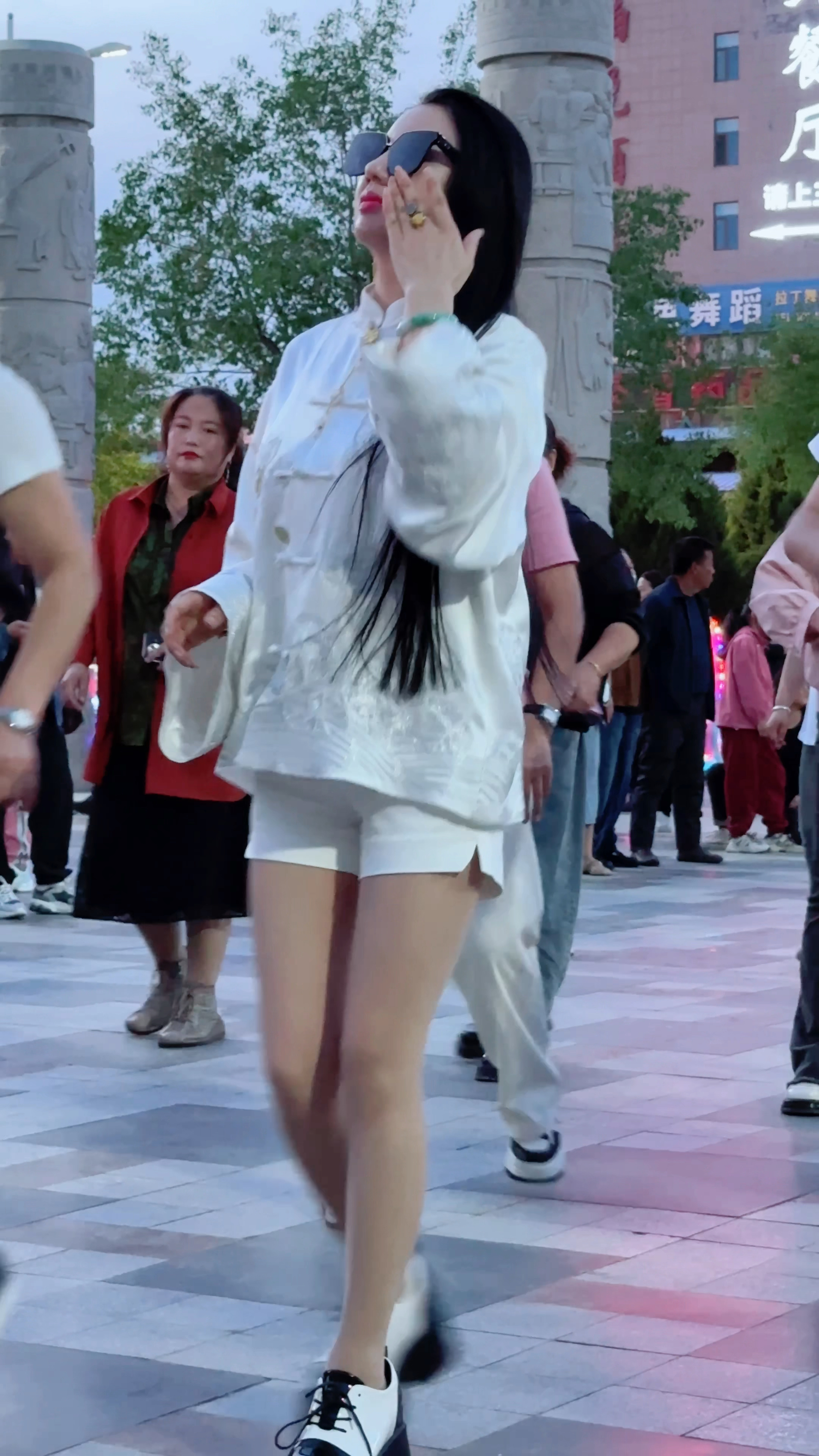 郑艳晚上带墨镜,看不见了吧-度小视