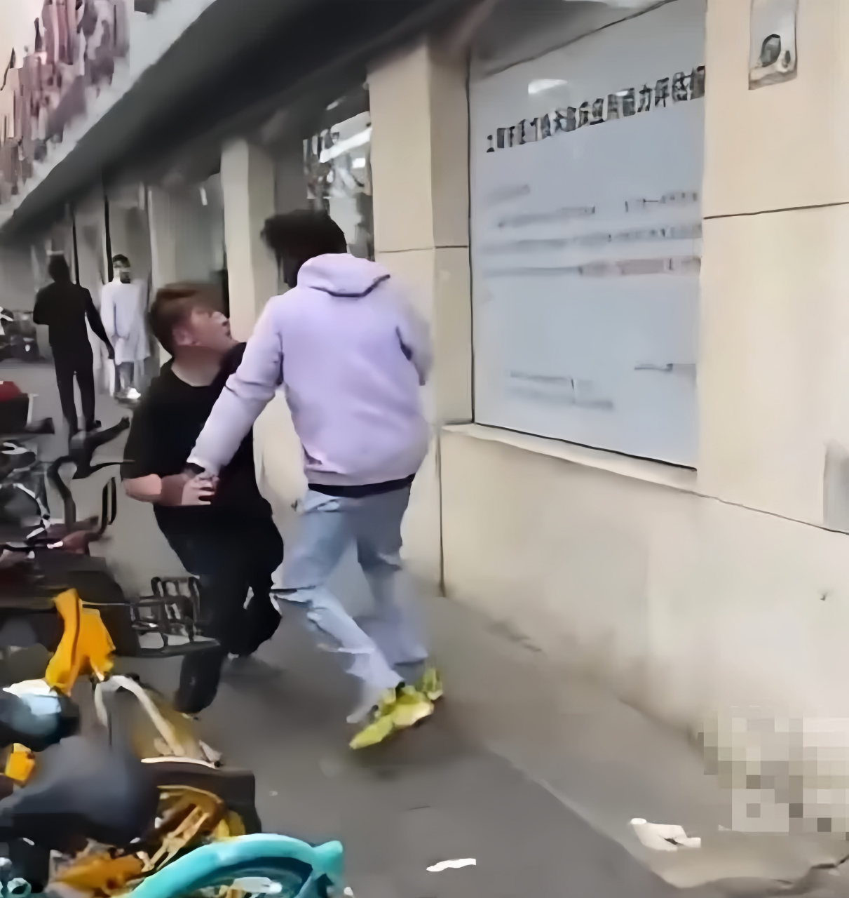 在一个城市的大街上,有个人和一个外国黑人迎面走来擦肩而过,不小心两