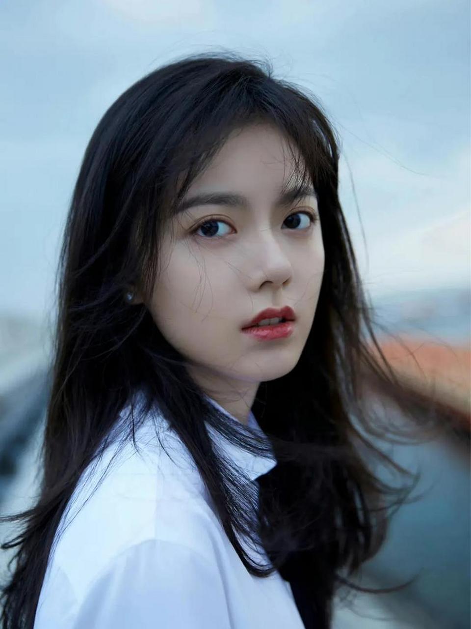 二十多岁的人穿出了四五十岁的感觉,赵今麦的这个礼服和妆造选的有点