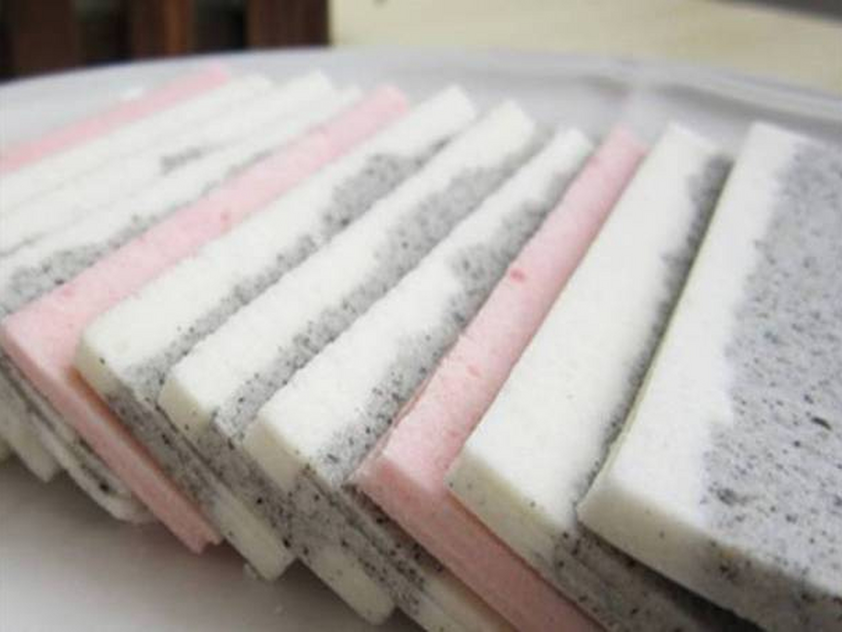 洪蓝玉带糕,又名"御带糕",是南京溧水的一道传统特色小吃.