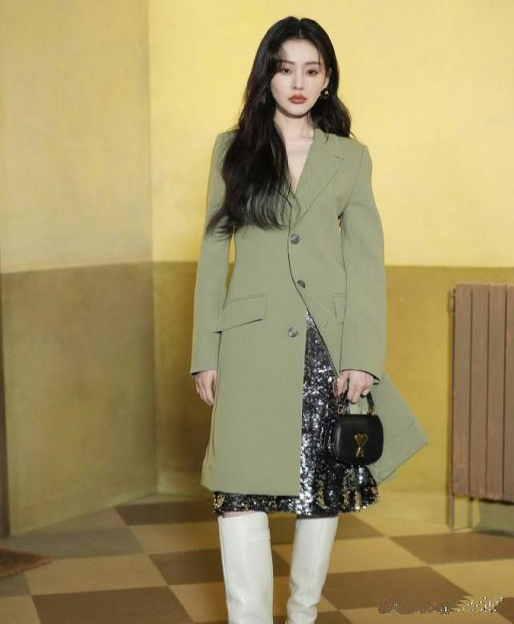 张天爱身穿绿色大衣搭配长靴,精致时尚