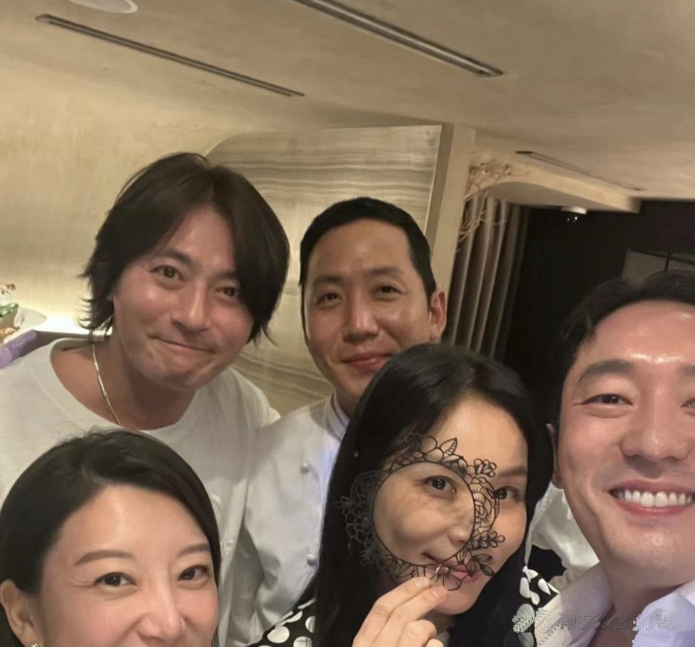 张东健为老婆高小英庆祝51岁的生日,高小英很年轻,样子几乎没怎么变
