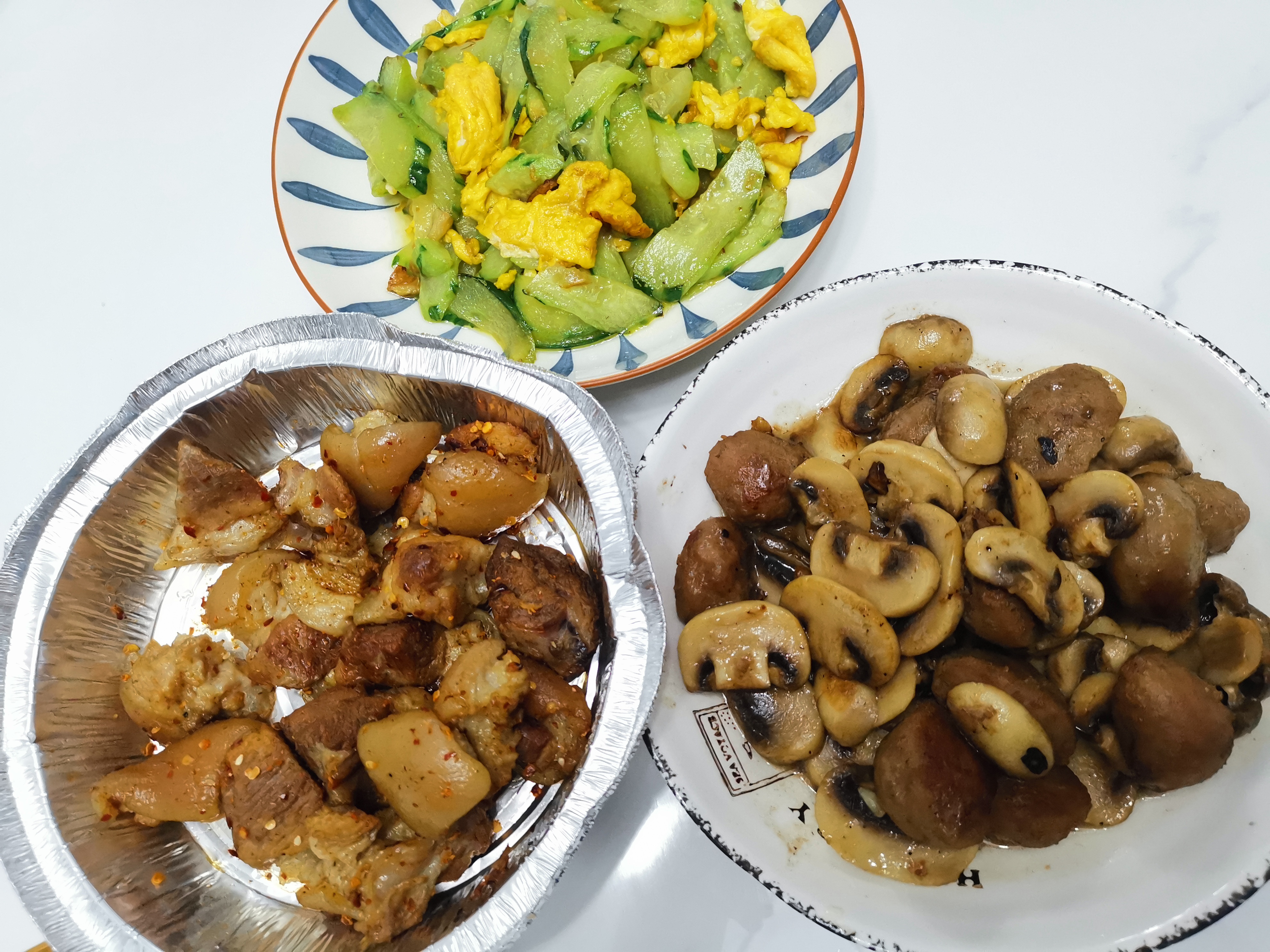 丰盛的三人晚餐