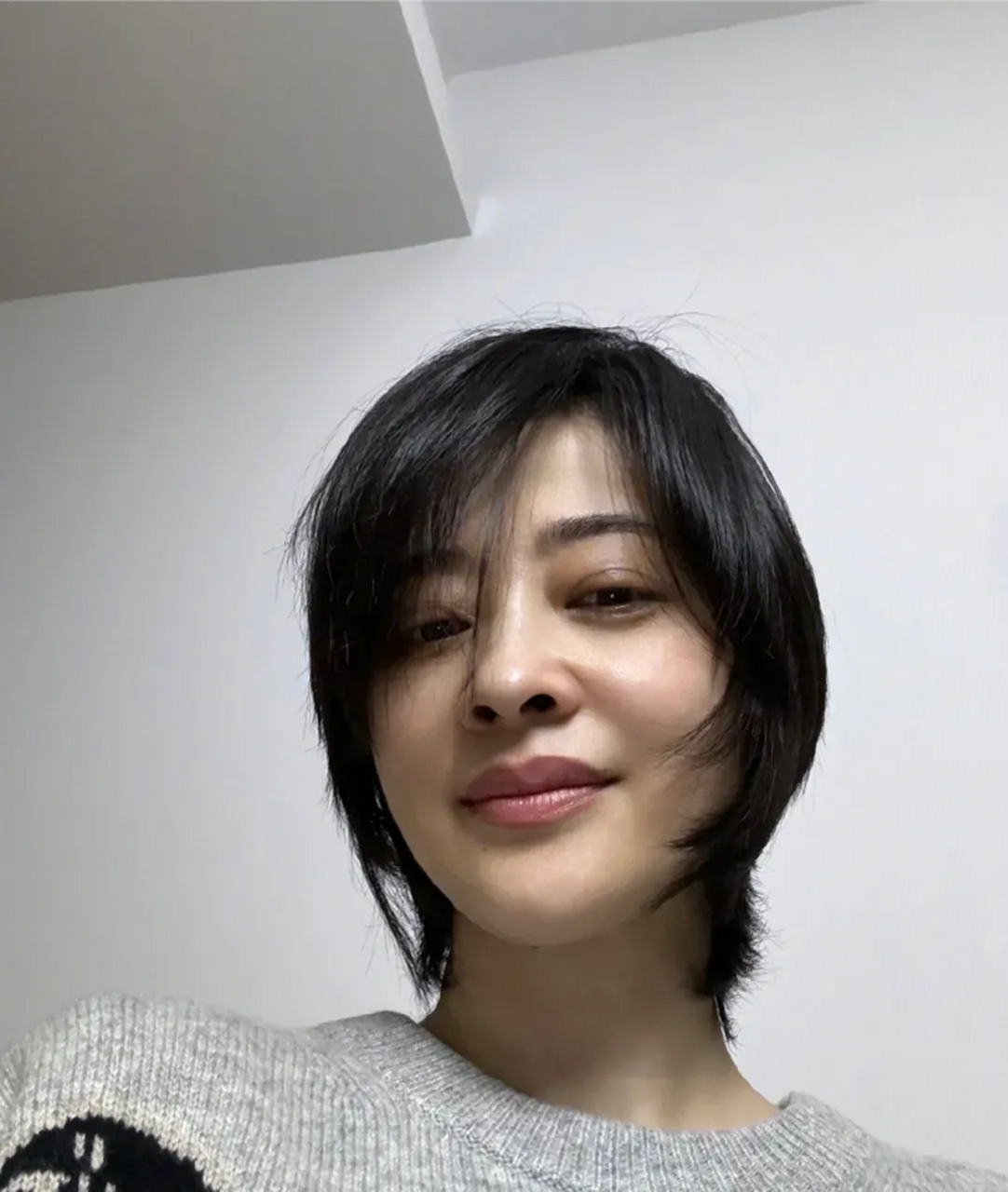 梅婷的素颜让人感觉很自信,很有魅力,我40多岁宛如20岁少女