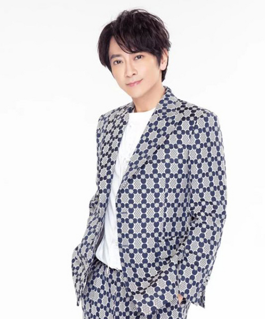 孙耀威是香港艺人,以音乐和影视才华闻名.