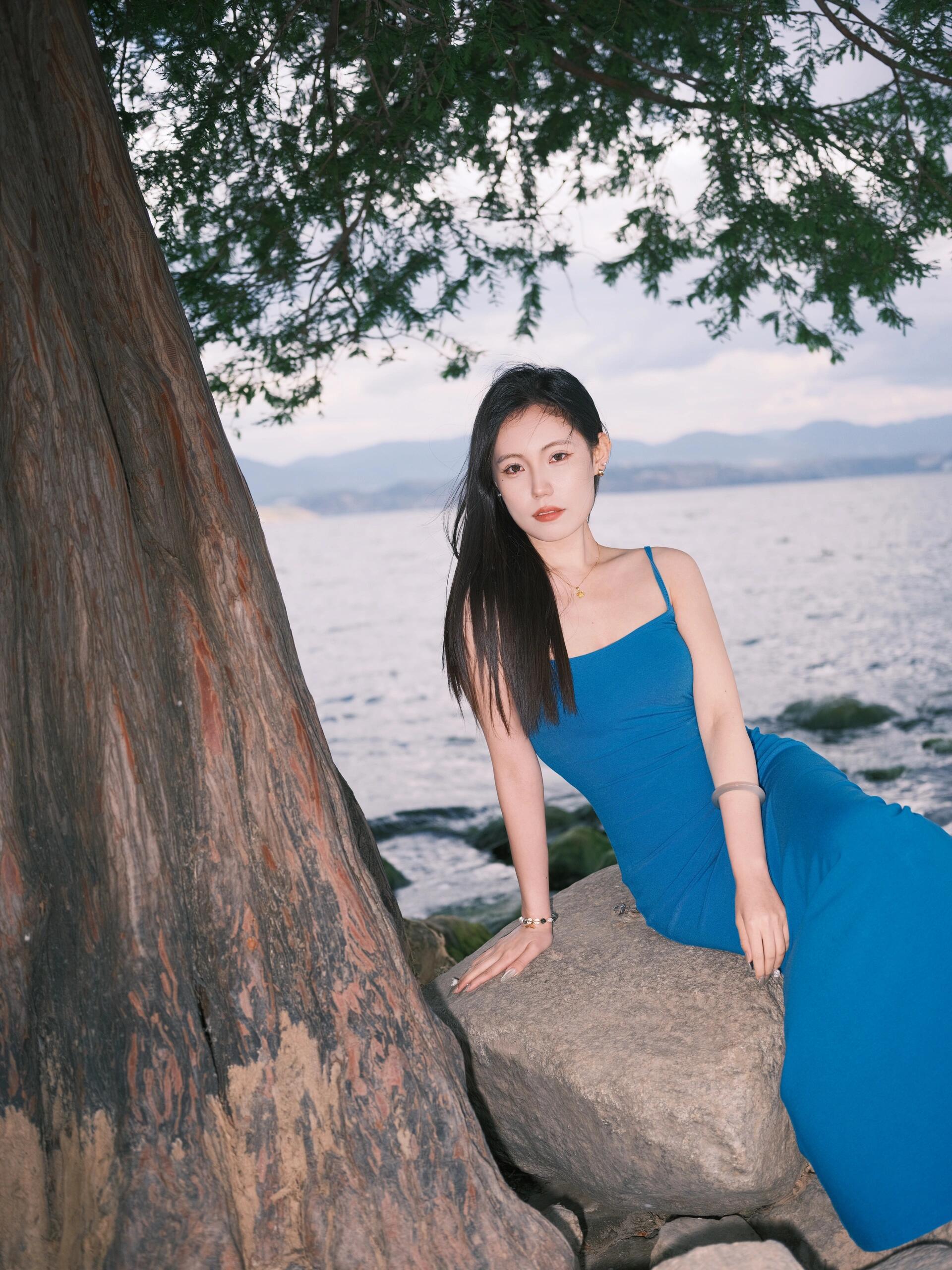 u领设计,露出优雅的锁骨线条,散发着迷人的女人味.