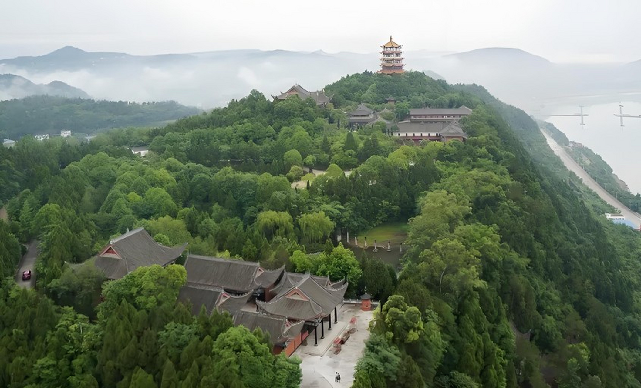 广元市的红军渡·西武当山景区是aaaa级旅游景区,具有历史教育意义,是