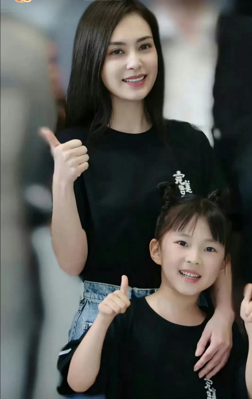 这个小女孩和阿娇一模一样,没听说过她生孩子啊!