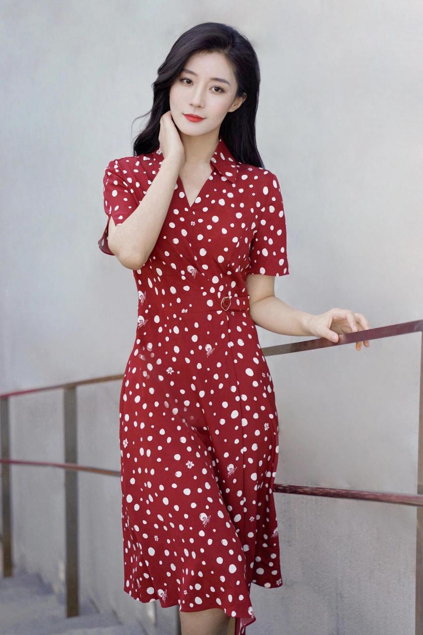 红色波点连衣裙,以独特的魅力唤醒夏日活力.