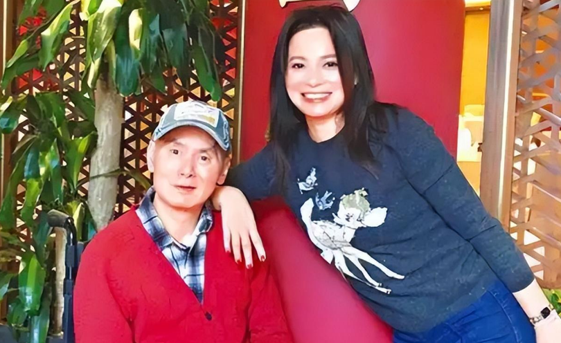 卢海鹏出行是豪车,身边是美人,享受着万千粉丝的追捧,周润发和吴孟达