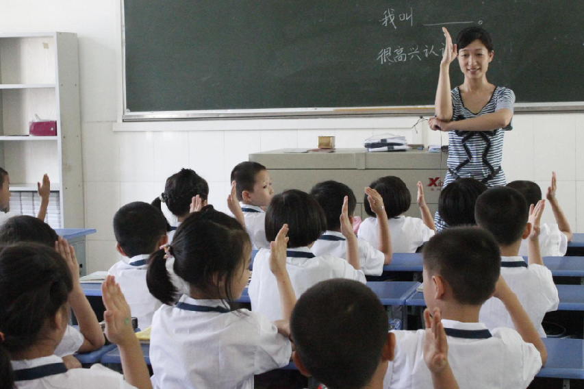 回顾:湖南38岁女教师,倒追65岁环卫工,结婚后过得如何?