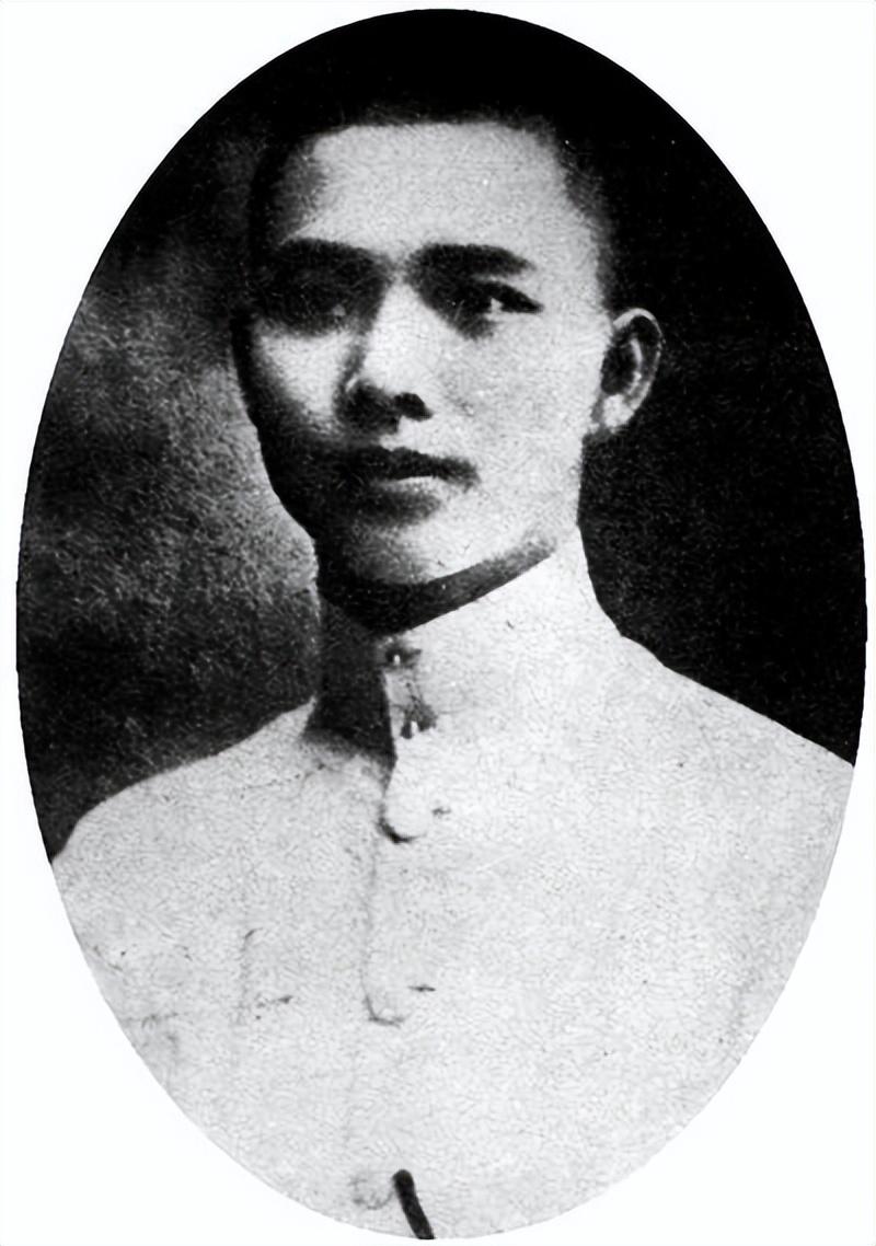 2005年汪精卫的儿子回国祭拜,看见父母跪像后,含泪说出9个字