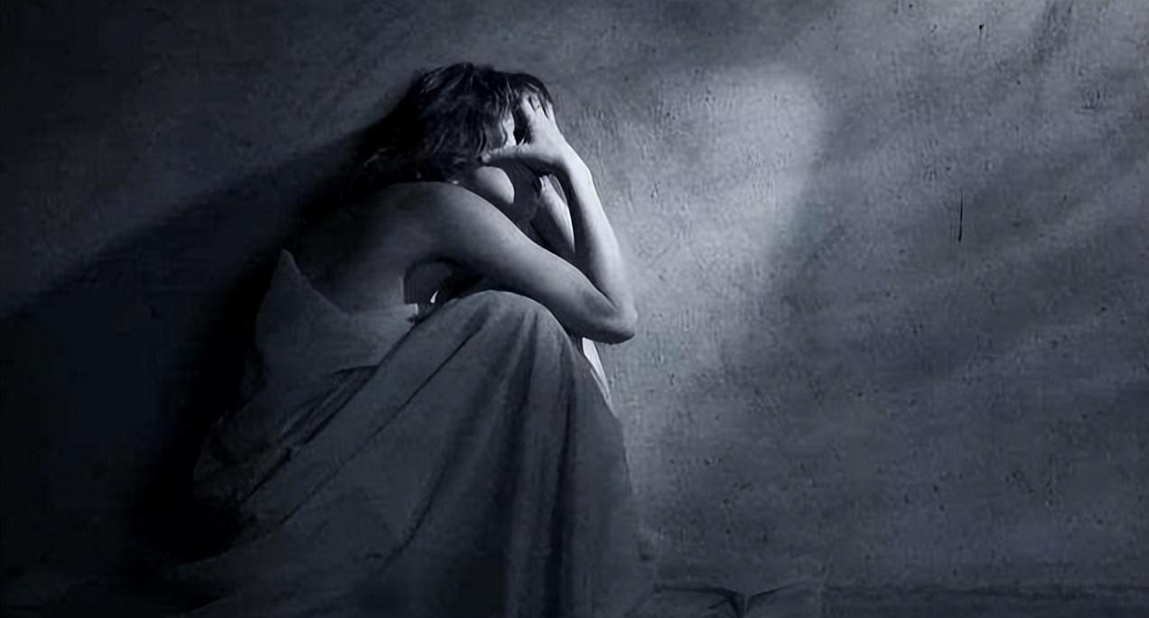 2011年,四川男孩欲要跳桥轻生,19岁少女献出一吻救下男孩