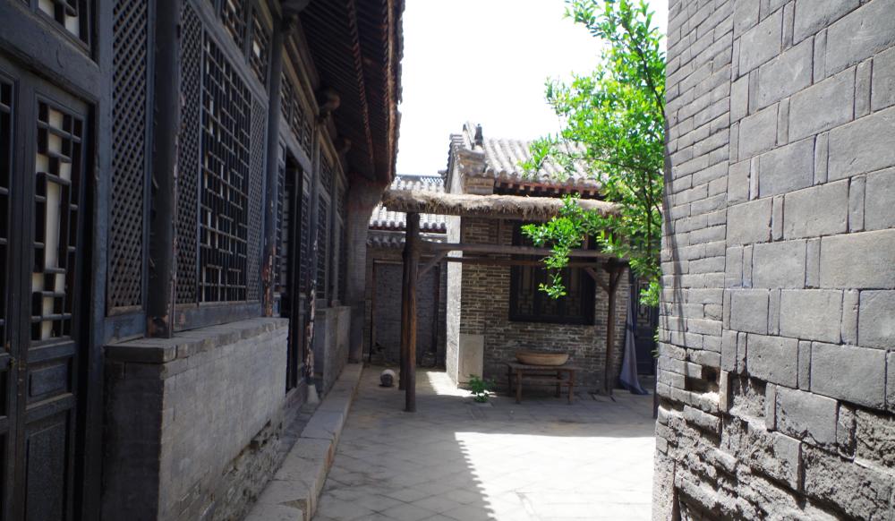 被判死刑后他放声大笑,死后妻子才知他结婚是另有所图,却不恨他