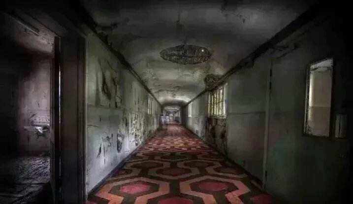 青岛如意大厦灵异事件,酒店半夜出现奇怪声音/一个人千万别关灯