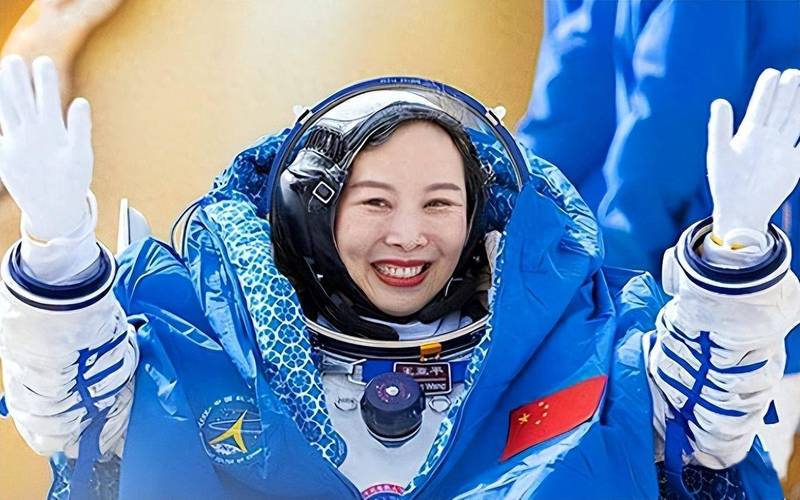 回顾:王亚平回忆太空旅程,出舱后身体弱,路都走不了被