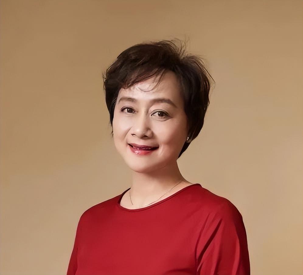 回顾演员黄梅莹:命运坎坷,嫁给金鑫后苦尽甘来,恩爱40年生一子