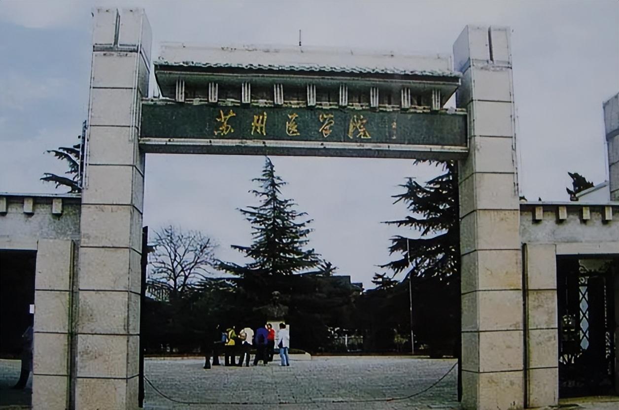 1969年出生在邱小强,从小生活在苏州一个小山村里,家里的贫穷让他一直