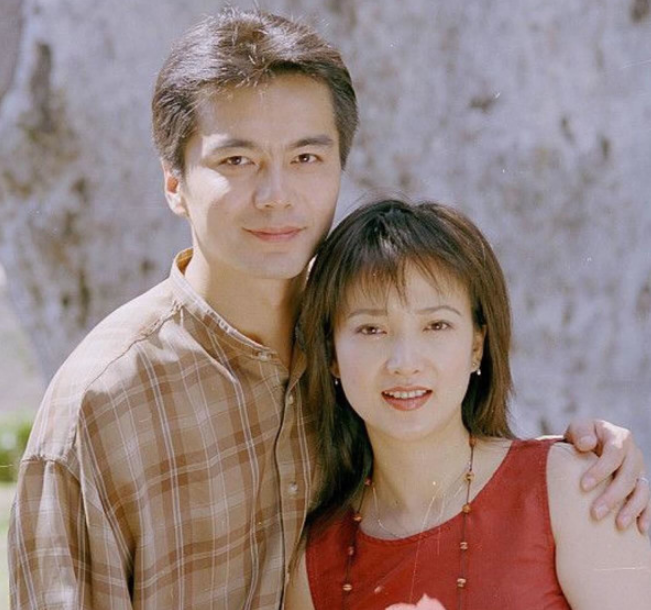 2006年何晴在拍摄《谁是我爸爸》时认识了演员廖京生,两人相处半年后