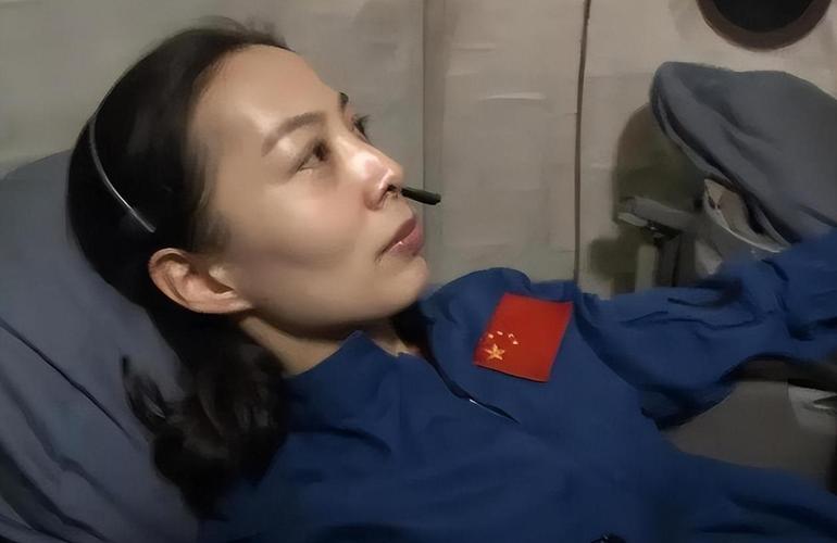 回顾:王亚平回忆太空旅程,出舱后身体弱,路都走不了被抬走