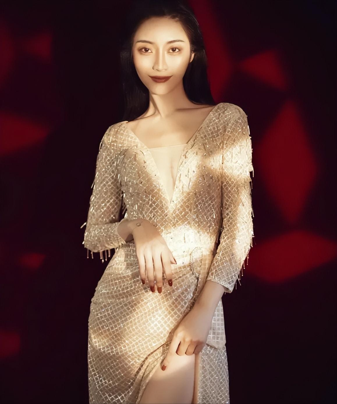 这名姑娘名叫李雪珂,因为试管婴儿的事情,遭到社会各界的议论,面对