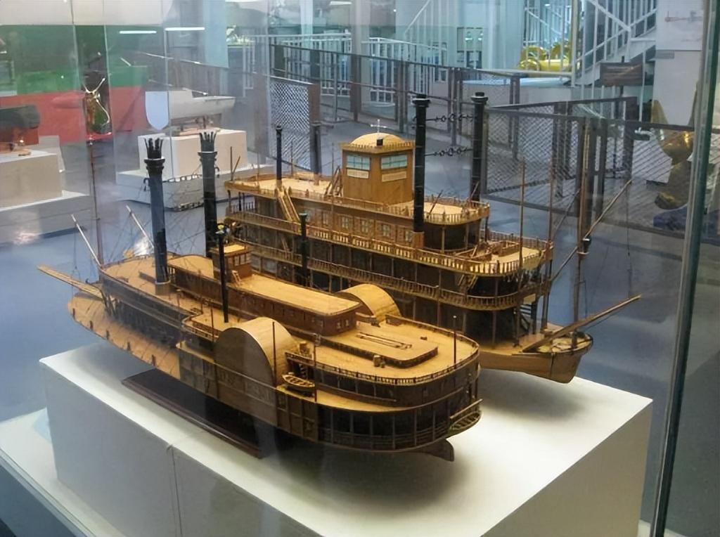 回顾:航行中的轮船两侧,为什么一直在向外排水原来它的作用这么大