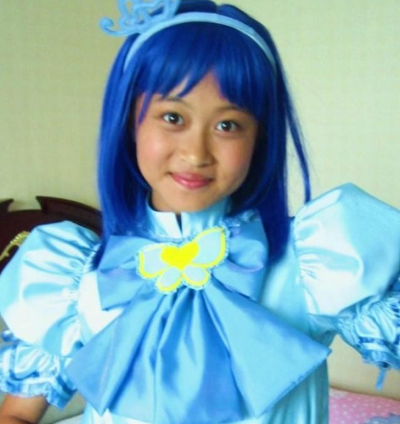 活泼善良,拥有绘画的天赋,是人类世界的小魔仙,正直乐观聪明开朗,做事