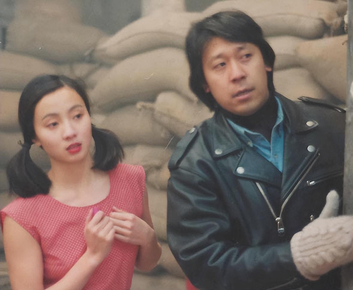 于是陶虹放弃做教练的机会考入中戏学表演,25岁时在《黑眼睛》中出演